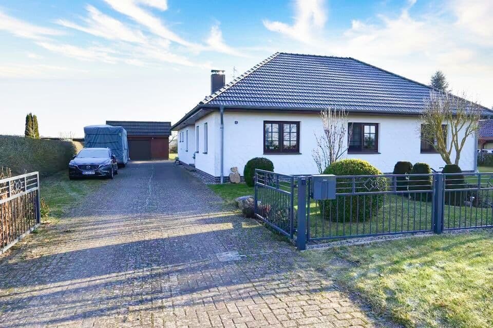 Bungalow mit Einliegerwohnung, Terrasse, Garage & Carport in sehr ruhiger Lage