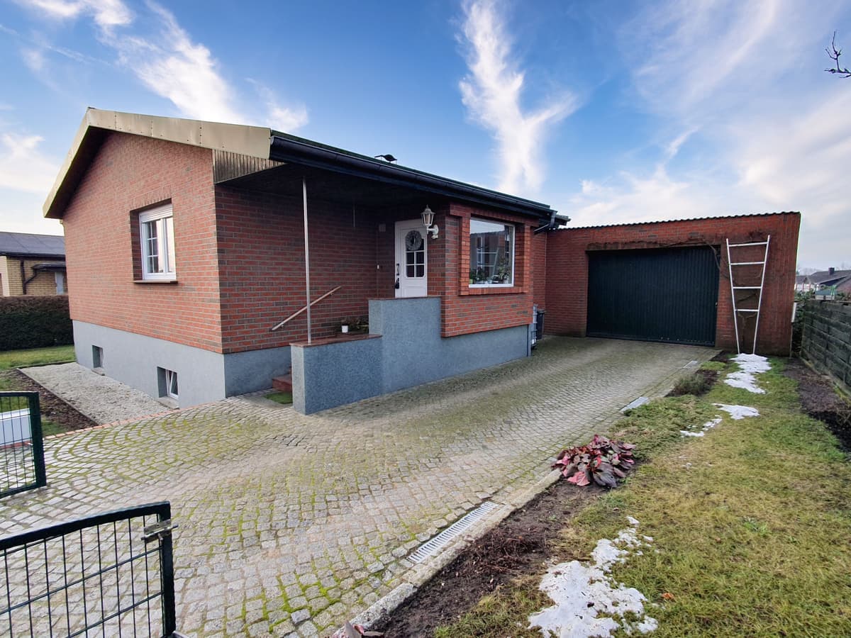 Ruhig gelegenes EFH mit Terrasse und 3 Garagen, 20km bis zur Insel Usedom